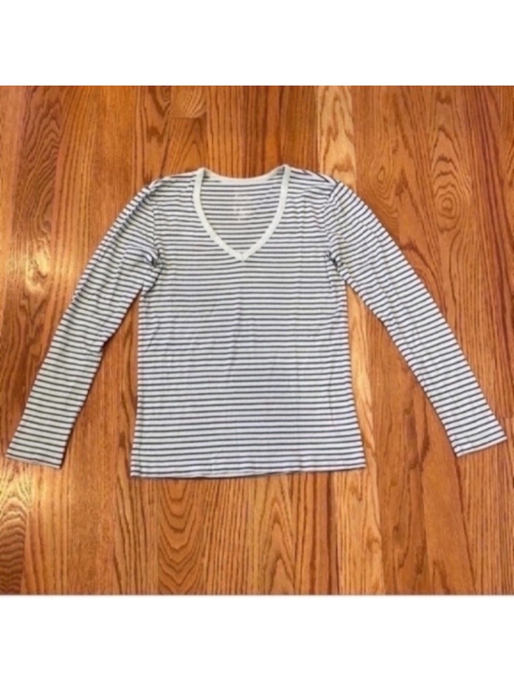 Excellent Condition Gap "The Bowery" Super Soft V Neck Tee- Green & Blue, Size M